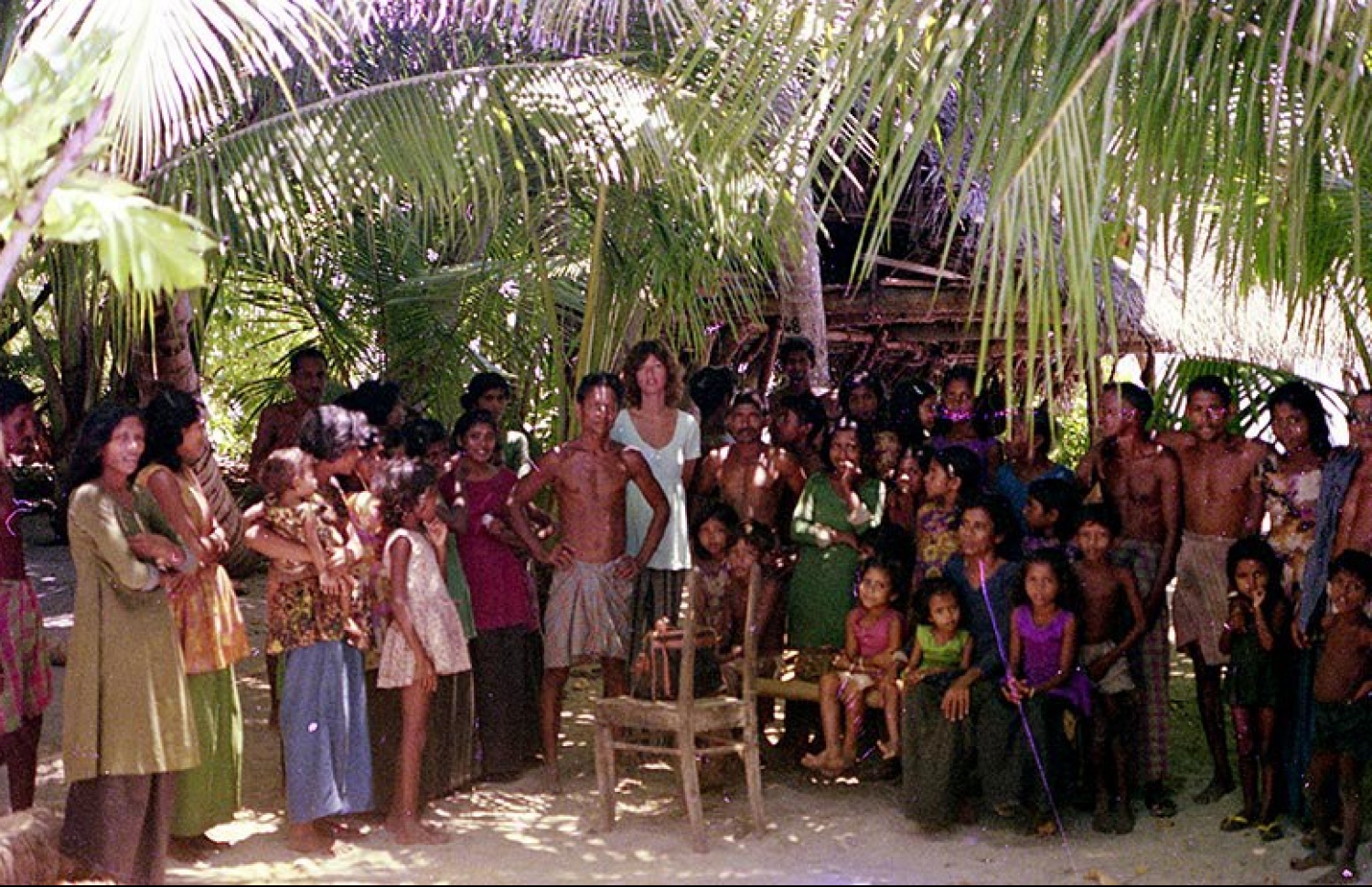 ކުޑަފުޅަދޫ: 1974: ބޮޑުފުޅަދޫގެ ގިނަ އަދަދެއްގެ ބަޔަކާއެކު ގޭލް ފޮޓޯއަކަށް ހުއްޓިގެން.---ފޮޓޯ: ފްރޭންކް