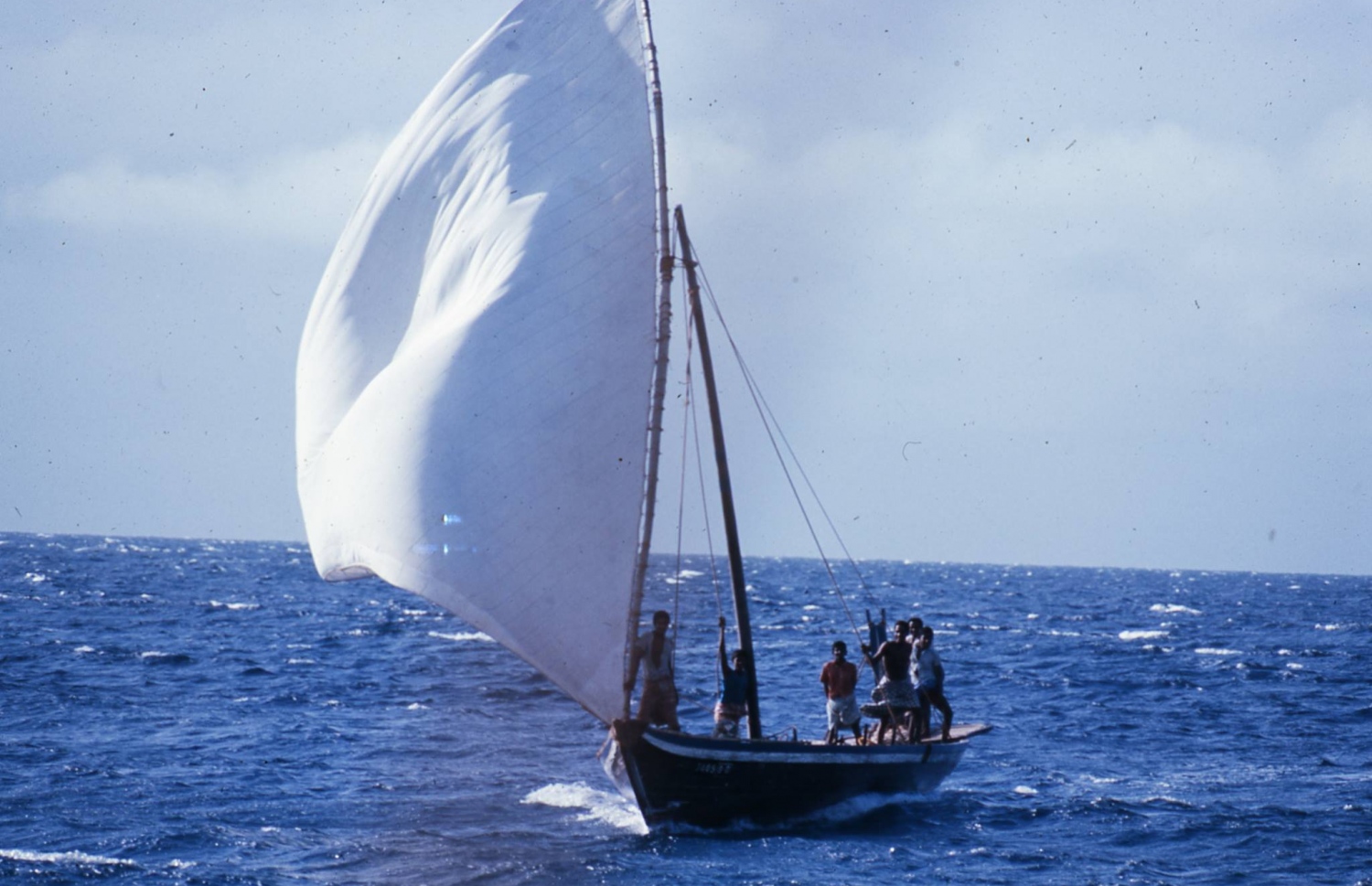 ކުޑަފުޅަދޫ: 1974: ފްރޭންކްގެ އާއިލާއަށް ހަދިޔާ ހިފައިގެން ޒިޔާރަތްކުރި ބަޔަކު ދޯނީގައި ފަޅަށް ވަންނަނީ .---ފޮޓޯ: ފްރޭންކް