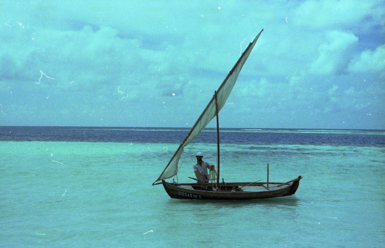 ކުޑަފުޅަދޫ: 1974: ފްރޭންކްގެ އާއިލާއަށް ހަދިޔާ ހިފައިގެން ޒިޔާރަތްކުރި މީހަކު ދޯނީގައި ފަޅަށް ވަންނަނީ .---ފޮޓޯ: ފްރޭންކް