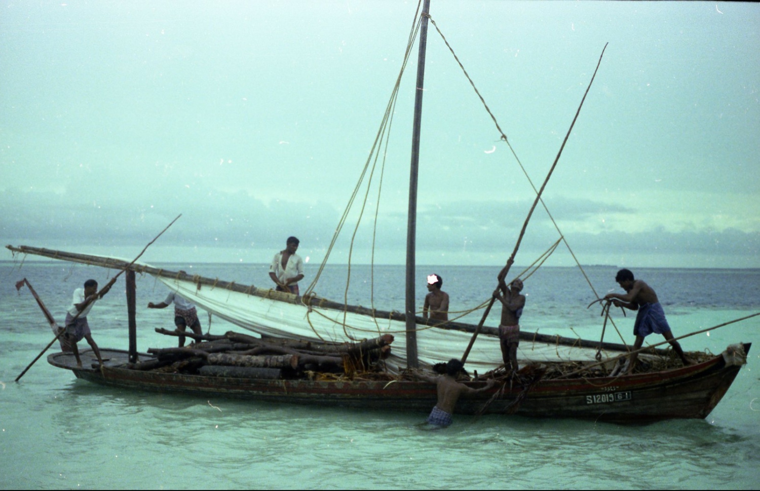 ކުޑަފުޅަދޫ: 1974: ފްރޭންކްގެ އާއިލާއަށް ހަދިޔާ ހިފައިގެން ޒިޔާރަތްކުރި ބަޔަކު އަނބުރާ ދިޔުމަށްޓަކައި ދޯނި ފުންކުރަނީ .---ފޮޓޯ: ފްރޭންކް