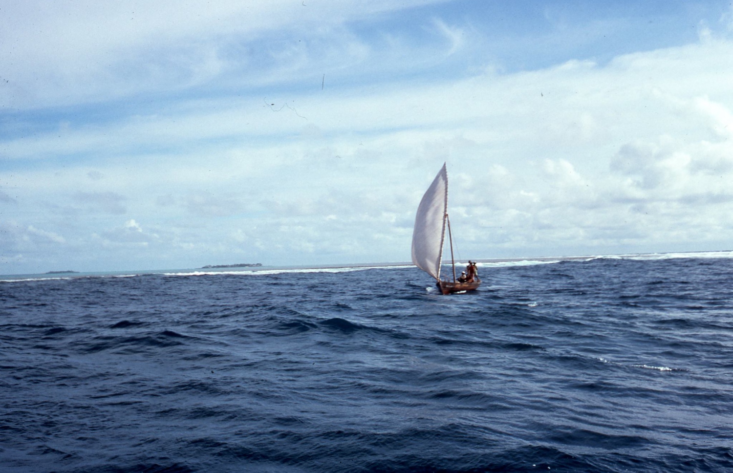 ކުޑަފުޅަދޫ: 1974: ފްރޭންކްގެ އާއިލާއަށް ހަދިޔާ ހިފައިގެން ޒިޔާރަތްކުރި ބަޔަކު ރިޔަލުދޯންޏެއްގައި އަނބުރާ ދަނީ .---ފޮޓޯ: ފްރޭންކް