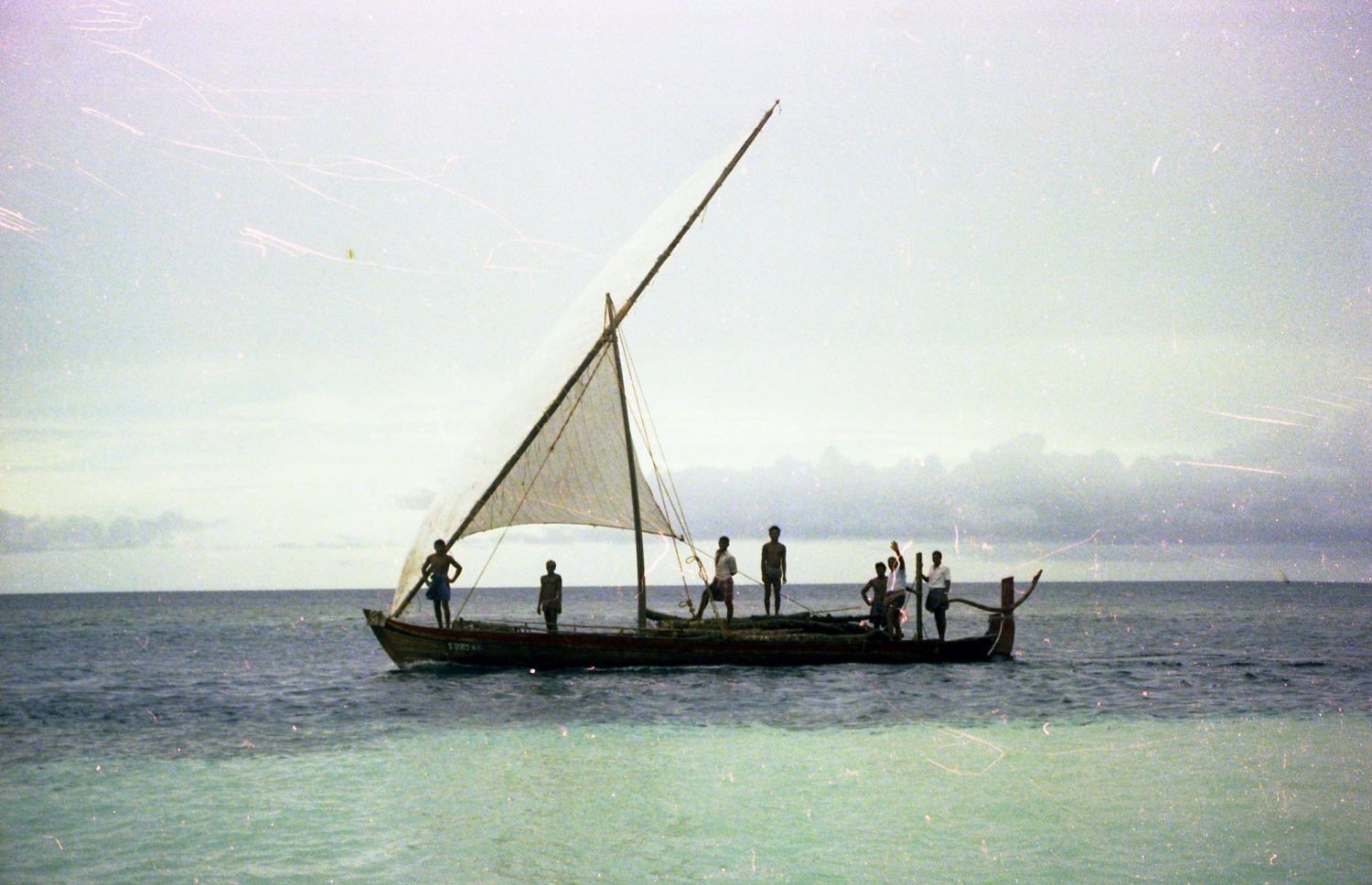 ކުޑަފުޅަދޫ: 1974: ފްރޭންކްގެ އާއިލާއަށް ހަދިޔާ ހިފައިގެން ޒިޔާރަތްކުރި ބަޔަކު ދޯނީގައި ފަޅަށް ވަންނަނީ .---ފޮޓޯ: ފްރޭންކް