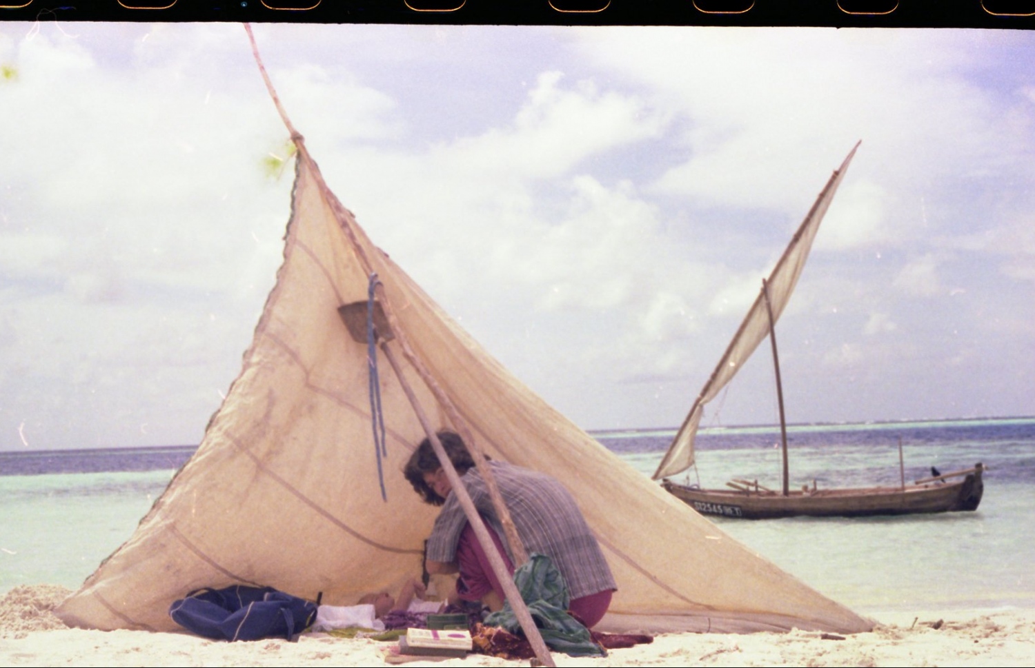 ކުޑަފުޅަދޫ: 1974: ފްރޭންކް މޫދު ކައިރީގައި ރިޔަލެއް ފަތުރައިގެން އޭނާގެ ދަރިފުޅު ނިންދަވަނީ .---ފޮޓޯ: ގޭލް