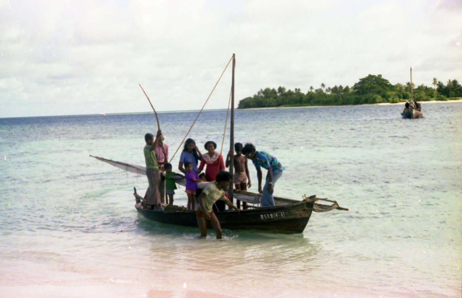 ކުޑަފުޅަދޫ: 1974: ފްރޭންކްގެ އާއިލާއަށް ހަދިޔާ ހިފައިގެން ޒިޔާރަތްކުރި ބަޔަކު ދޯނިން ފައިބަނީ .---ފޮޓޯ: ފްރޭންކް