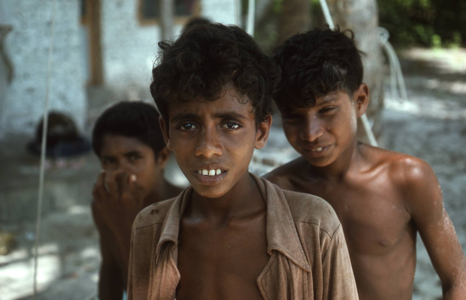 ކުޑަފުޅަދޫ: 1974: ފްރޭންކްގެ އާއިލާއަށް ހަދިޔާ ހިފައިގެން ޒިޔާރަތްކުރި ކުދިންތަކެއް .---ފޮޓޯ: ފްރޭންކް