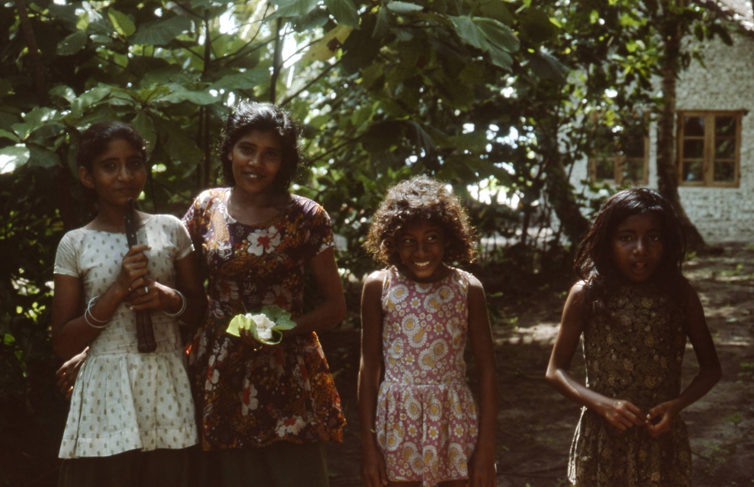 ކުޑަފުޅަދޫ: 1974: ފްރޭންކްގެ އާއިލާއަށް ހަދިޔާ ހިފައިގެން ޒިޔާރަތްކުރި ކުދިންތަކެއް .---ފޮޓޯ: ފްރޭންކް