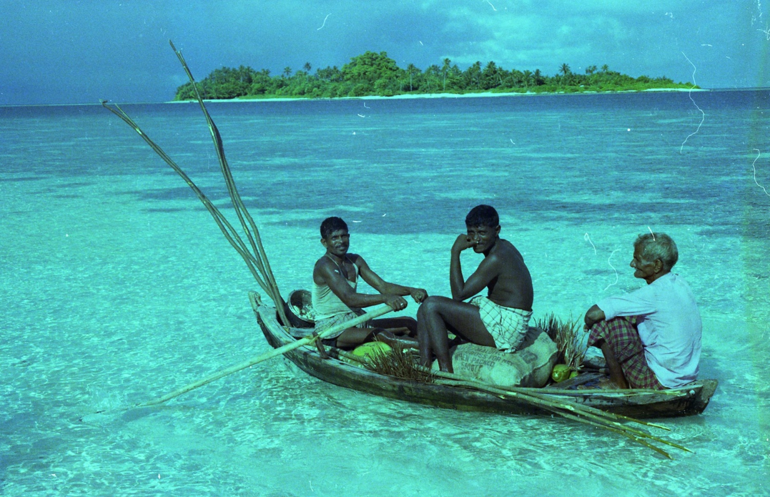 ކުޑަފުޅަދޫ: 1974: ފްރޭންކްގެ އާއިލާއަށް ކާއެއްޗެހި ހިފައިގެން ބަޔަކުމީހުން ބޮއްކުރައެއްގައި ފަލިޖަހާފައި އަންނަނީ.---ފޮޓޯ: ފްރޭންކް