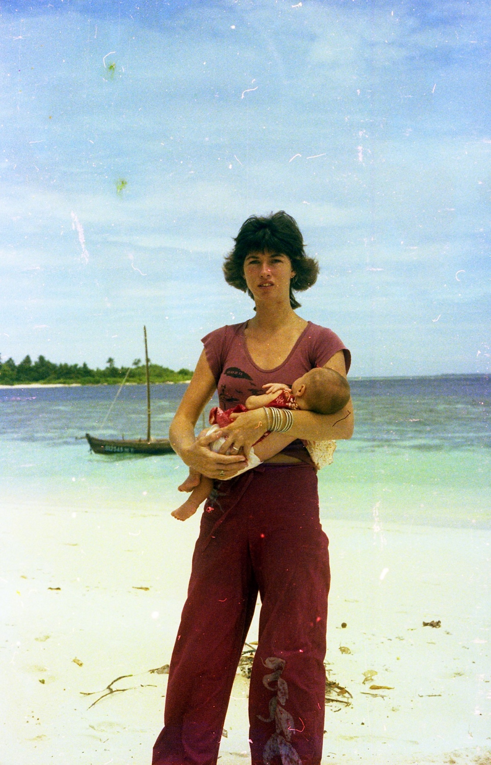 ކުޑަފުޅަދޫ: 1974: ގޭލް އޭނާގެ ދަރިފުޅާއެކު ކުޑަފުޅަދޫ އަތިރިމަތީގައި މަޑުކޮށްލައިގެން .---ފޮޓޯ: ފްރޭންކް