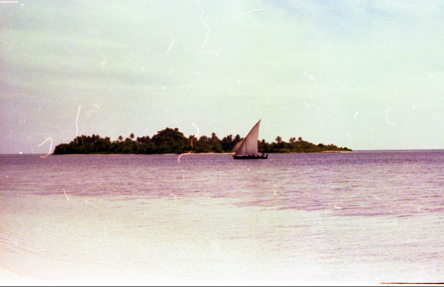 ކުޑަފުޅަދޫ: 1974: ކުޑަފުޅަދޫ ކައިރިން ރިޔަލު ދޯންޏެއް ދުއްވާފައިދަނީ .---ފޮޓޯ: ފްރޭންކް