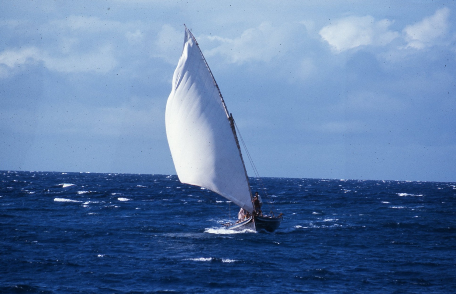 ކުޑަފުޅަދޫ: 1974: ކުޑަފުޅަދޫ ކައިރިން ރިޔަލު ދޯންޏެއް ދުއްވާފައިދަނީ .---ފޮޓޯ: ފްރޭންކް