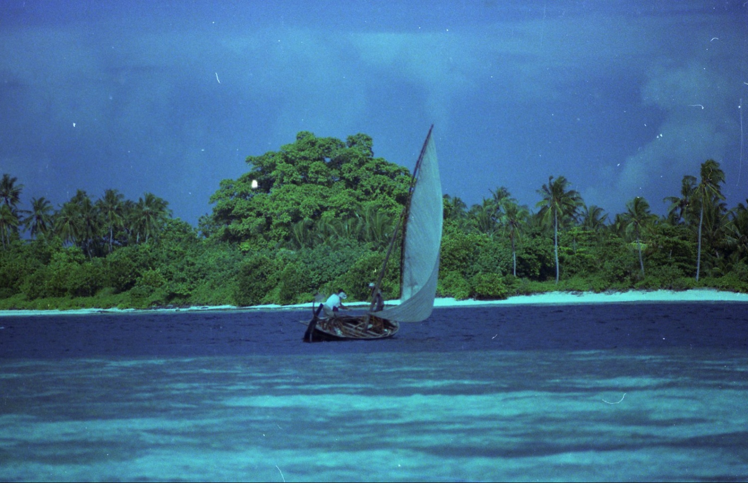 ކުޑަފުޅަދޫ: 1974: ކުޑަފުޅަދޫ ކައިރިން ދެމީހަކު ރިޔަލު ދޯންޏެއްގައި ދުއްވާފައިދަނީ .---ފޮޓޯ: ފްރޭންކް