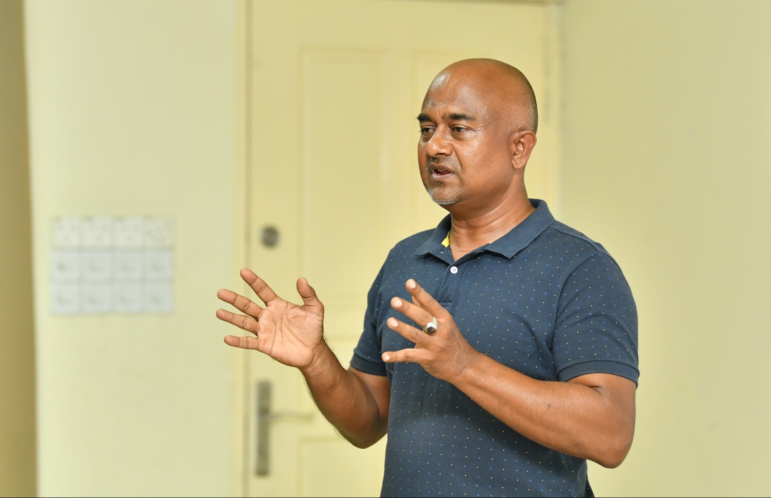 މާއްޓޭ އޭނާގެ ވާހަކަތައް ކިޔައިދެނީ. --ފޮޓޯ: ހުސެއިން ވަހީދު/ މިހާރު