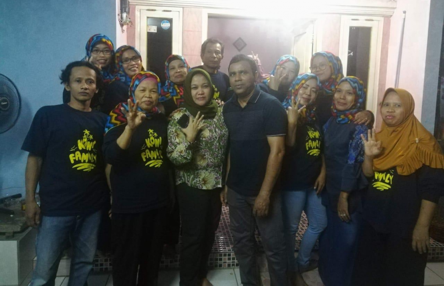 ހަލީމާއި ތަތީ އަދި ސަޕޯޓަރުންނާ އެކު ފޮޓޯއެއް ނަންގަވަނީ.