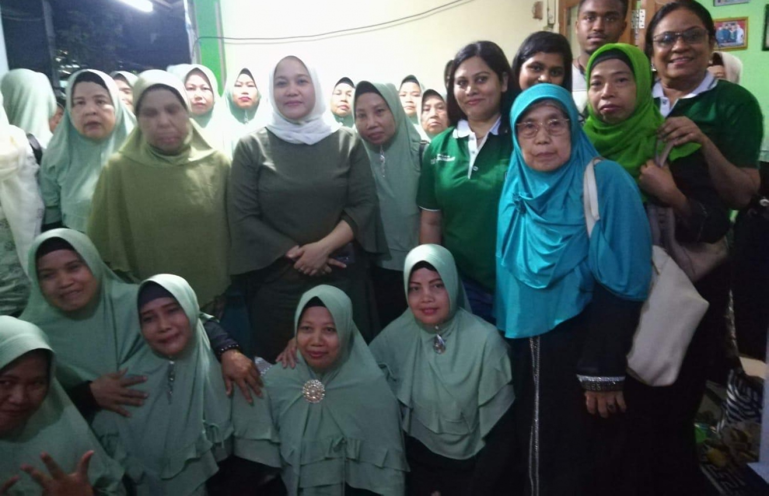 ތަތީ، އޭނާގެ ސަޕޯޓަރުންނާ އެކު ފޮޓޯއެއް ނަންގަވަނީ.