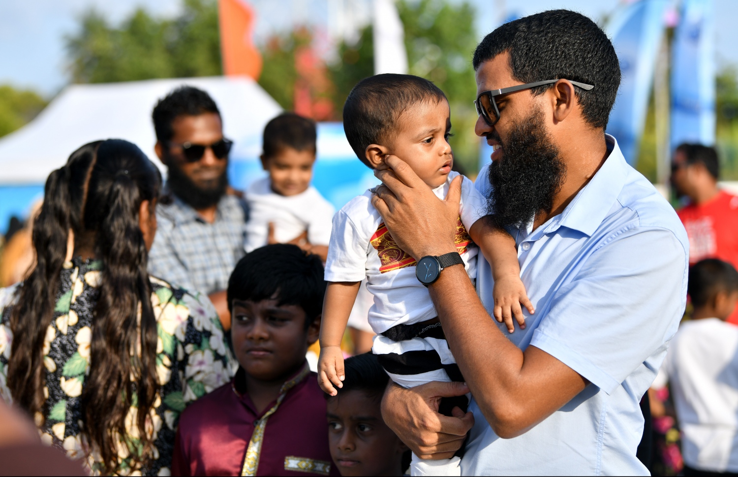 "މިހާރު އެވޯޑްސް" އިން ބޭއްވި ސީއެސްއާރު ހަރަކާތެއްގެ ތެރެއިން ގައުމީ ފުޓުބޯޅަ ޓީމުގެ ކެޕްޓަން އަކްރަމް ކުޑަކުއްޖަކު އުރާލައިގެން --- ފައިލް ފޮޓޯ: މިހާރު