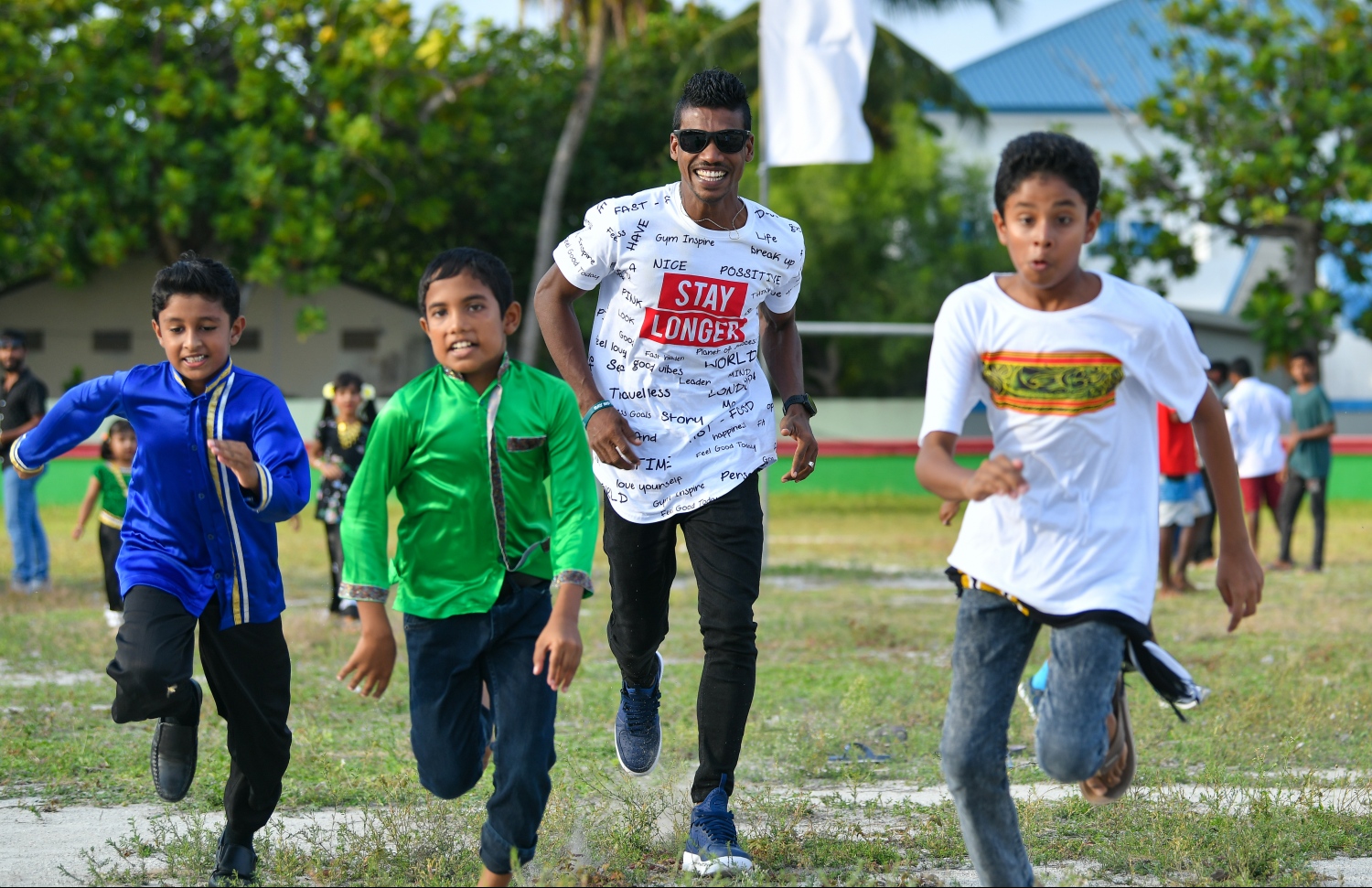 "ސްޕޯޓްސް ސްޓާސް ފިއެސްޓާ" ގައި ދުވުންތެރިޔާ ފަޒީލް ތުލުސްދޫ ކުދިންނާ އެކު ދުވެލަނީ. -- ފޮޓޯ: ނިޝާން އަލީ/މިހާރު