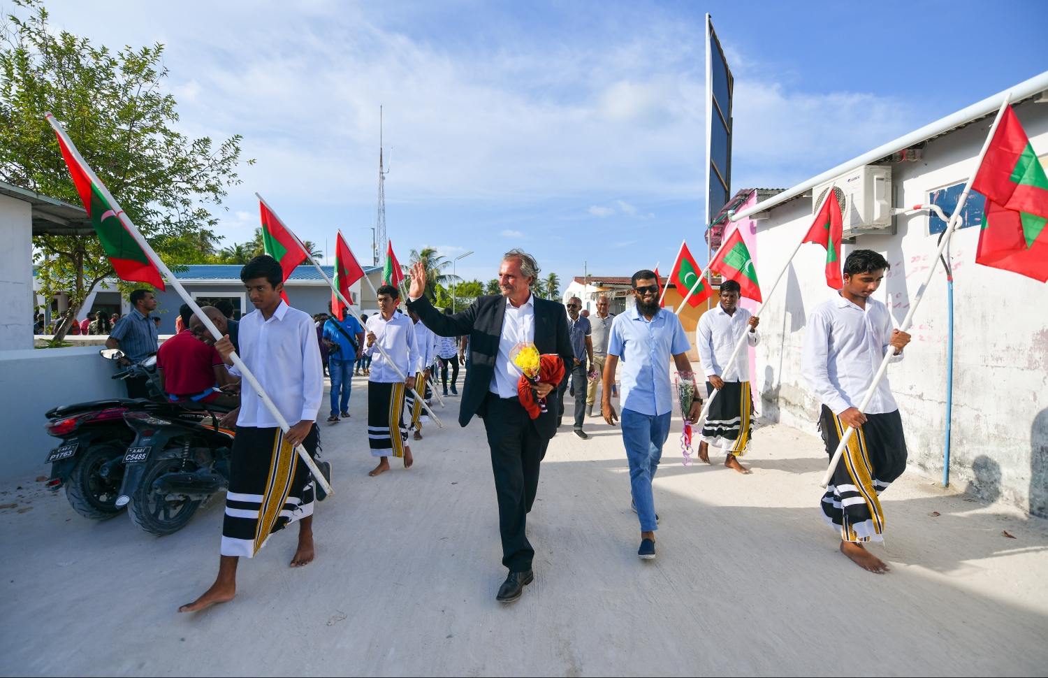 "ސްޕޯޓްސް ސްޓާސް ފިއެސްޓާ" ގެ މެހެމާނުންނަށް ތުލުސްދޫން މަރުހަބާ ކިޔަނީ. -- ފޮޓޯ: ހުސައިން ވަހީދު/މިހާރު