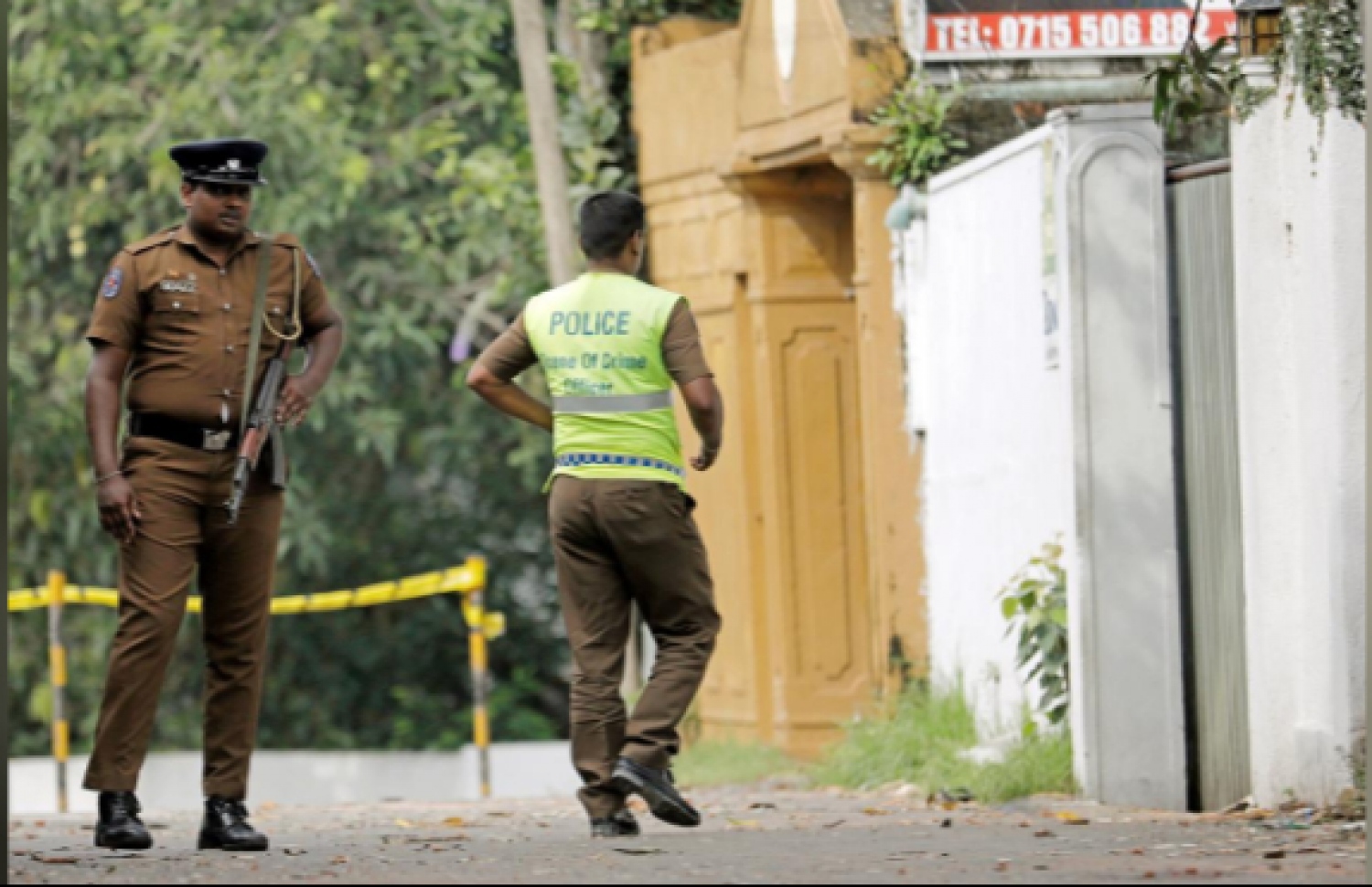 ޓްރޮޕިކަލް އިން ކައިރީގައި ލަންކާ ފުލުހުން މަޑުކޮށްލައިގެން. މި ހޮޓަލުގައި ދިން ބޮމުގެ ހަމަލާގައި ލަންކާގެ ދެ މީހަކު ވަނީ މަރުވެފައި. --- ފޮޓޯ: ރޮއިޓާސް