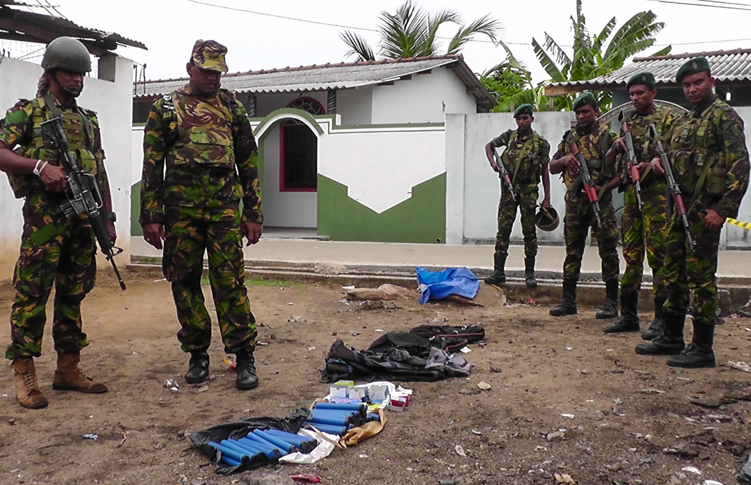 ލަންކާ ސިފައިންގެ އޮޕަރޭޝަނުގައި އަތުލައިގަތް ބައެއް ތަކެތި ދައްކާލަނީ. --ފޮޓޯ:އޭއެފްޕީ