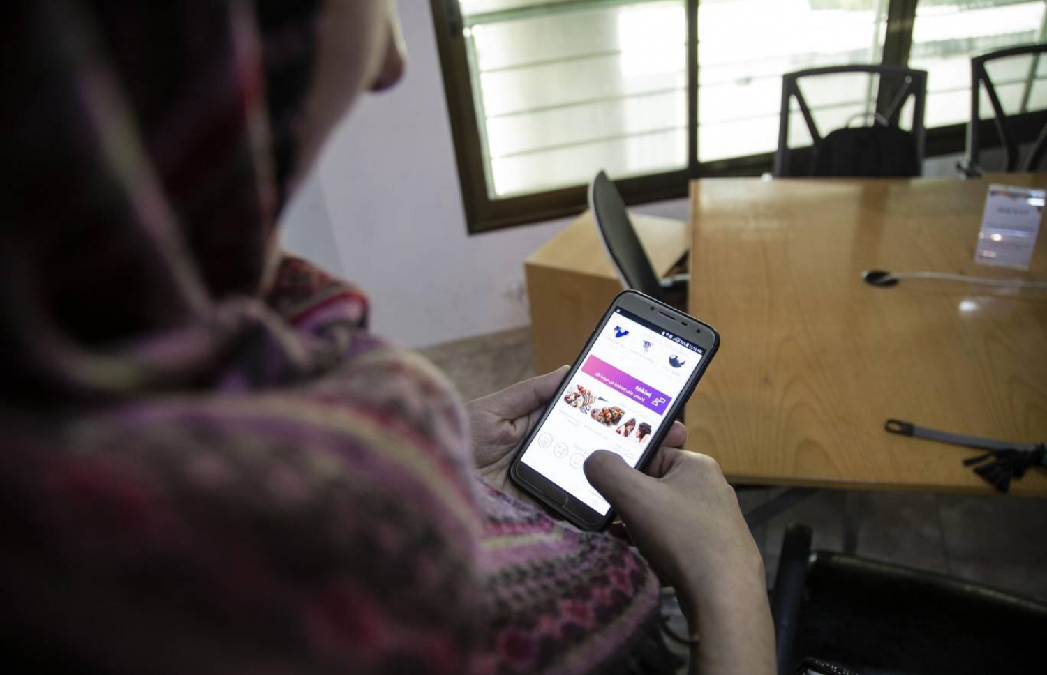 މީހަކު "މޮމީ އެޕް" ބޭނުން ކުރަނީ.