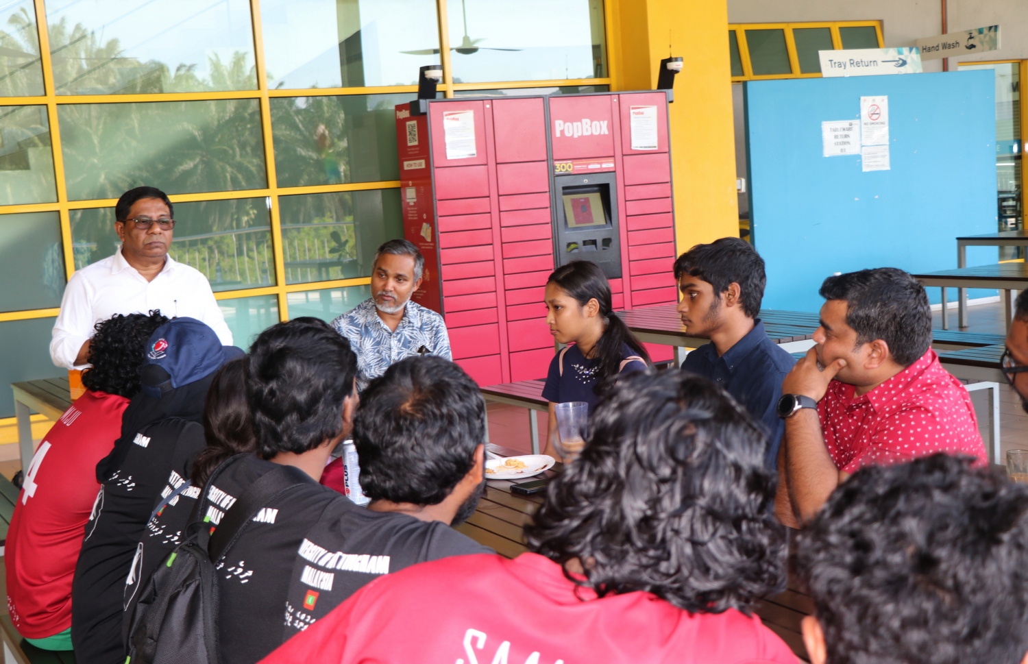 ނޮޓިންހަމް ޔުނިވަސިޓީގައި ތައުލީމް ހާސިލް ކުރަމުން އަންނަ ދިވެހިންނާ އެމްބަސީގެ އިސް ބޭފުޅުން އިއްޔެ މަޝްވަރާ ކުރައްވަނީ. --- ފޮޓޯ: މުހައްމަދު ޔާމީން/ މިހާރު