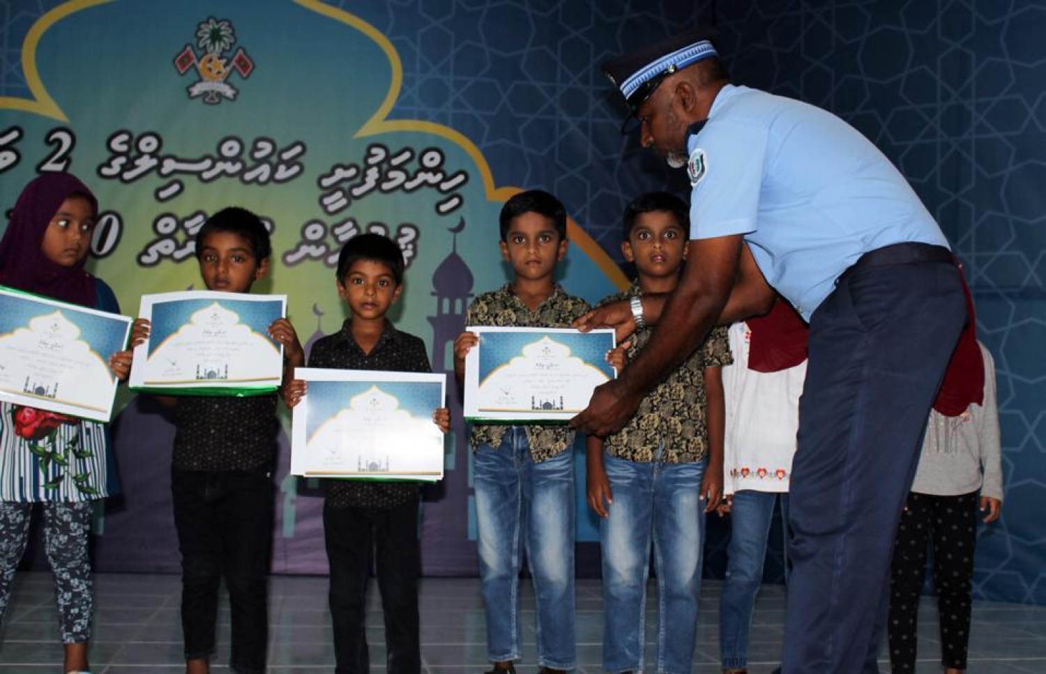 ހިންމަފުށީގައި ބޭއްވި ގުރްއާން މުބާރާތުގައި ބައިވެރިވި ބައެއް ކުދިންނަށް ސެޓްފިކެޓް ހަވާލުކުރަނީ -- ފޮޓޯ؛ ހިންމަފުށީ ކައުންސިލް