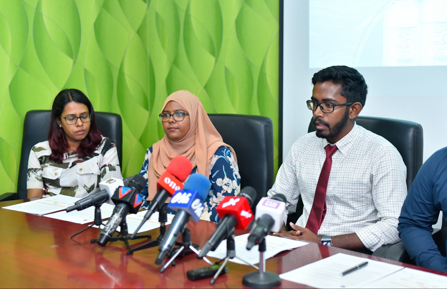 "ރައްދު" ޕްރޮޖެކްޓާ ގުޅޭގޮތުން މައުލޫމާތު ދެނީ-- ފޮޓޯ: ހުސައިން ވަހީދު/މިހާރު