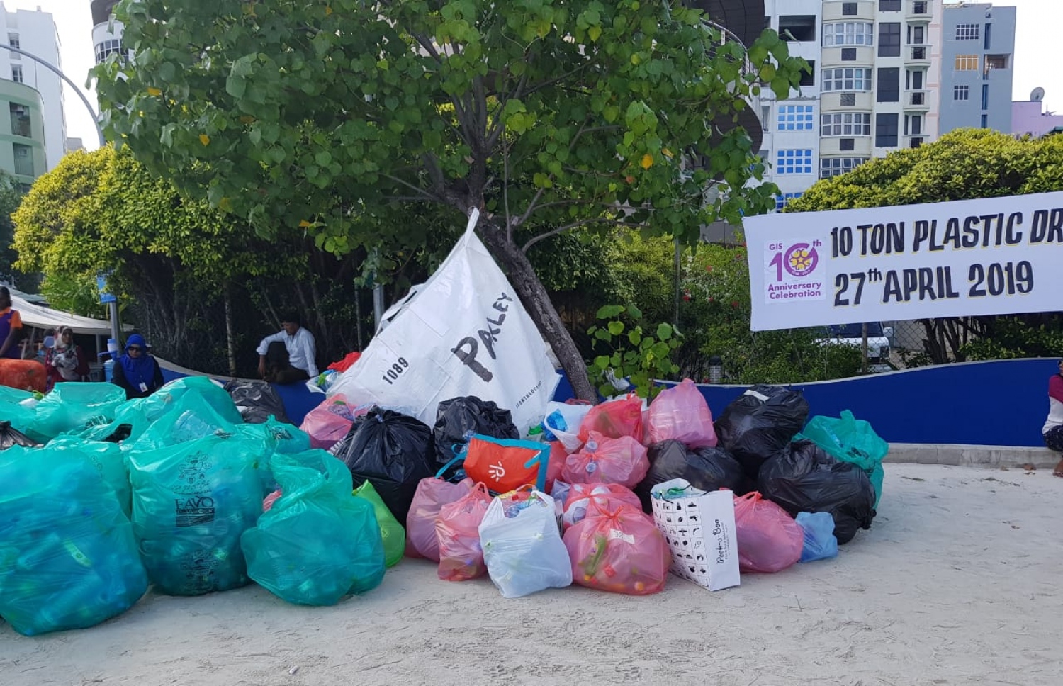 ޣިޔާސުއްދީން ސްކޫލަށް 10 އަހަރު ފުރުމާ ދިމާކޮށް މިދިޔަ ހޮނިހިރު ދުވަހު ބޭއްވި ހަރަކާތުގައި އެ ސްކޫލުގެ ދަރިވަރުން ހޮވި ކުނިތައް -- ފޮޓޯ: ޣިޔާސުއްދީން ސްކޫލު