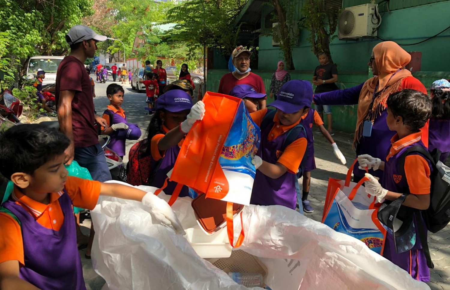 ޣިޔާސުއްދީން ސްކޫލުގެ ދަރިވަރުން ޕްލާސްޓިކް އެއްކުރަނީ: އެއްފަހަރު ބޭނުންކޮށް އުކާލާ ކުންޏާ ދެކޮޅަށް އެ ސްކޫލުން ކުޅޭ ރޯލު ބޮޑު