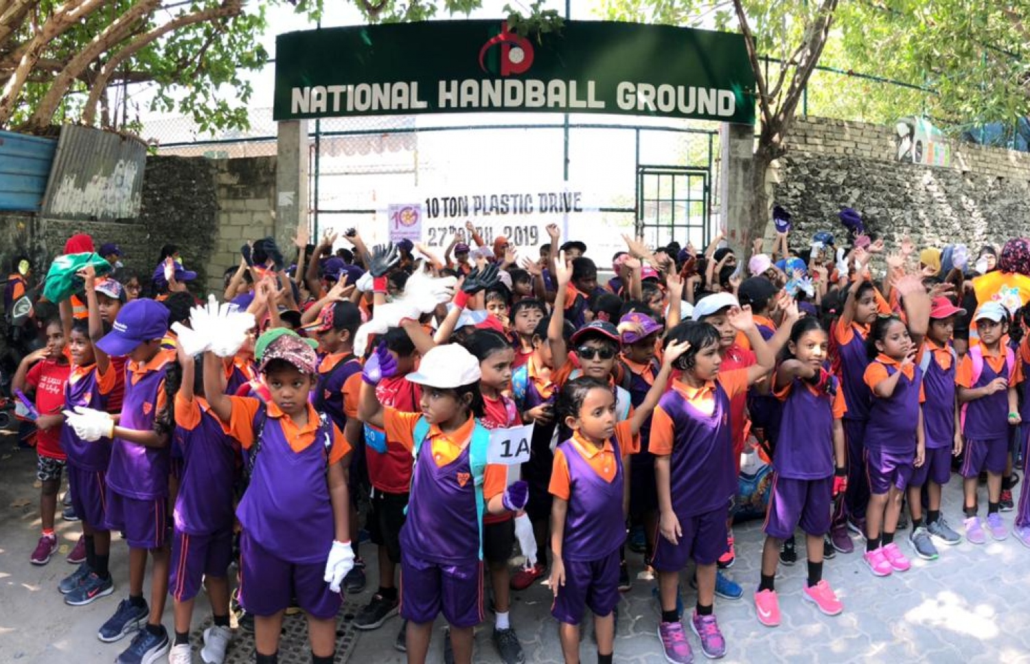 ޣިޔާސުއްދީން ސްކޫލުގެ ދަރިވަރުން، ކުނި ހޮވަން މިދިޔަ ހޮނިހިރު ދުވަހު ބޭއްވި ހަރަކާތުގައި ބައިވެރިވަނީ -- ފޮޓޯ: ޣިޔާސުއްދީން ސްކޫލު