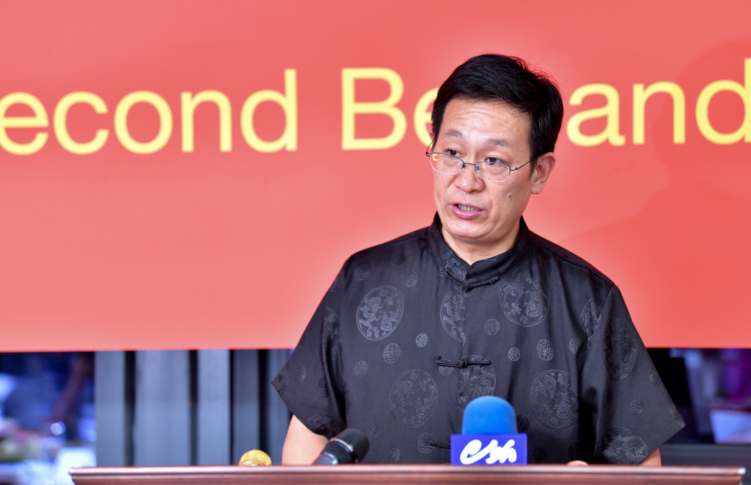 ރާއްޖޭގައި ހުންނަވާ ޗައިނާގެ ސަފީރު މިރޭ ނޫސްވެރިންނާ ވާހަކަ ދައްކަވަނީ.---ފޮޓޯ: ނިޝާން އަލީ/މިހާރު