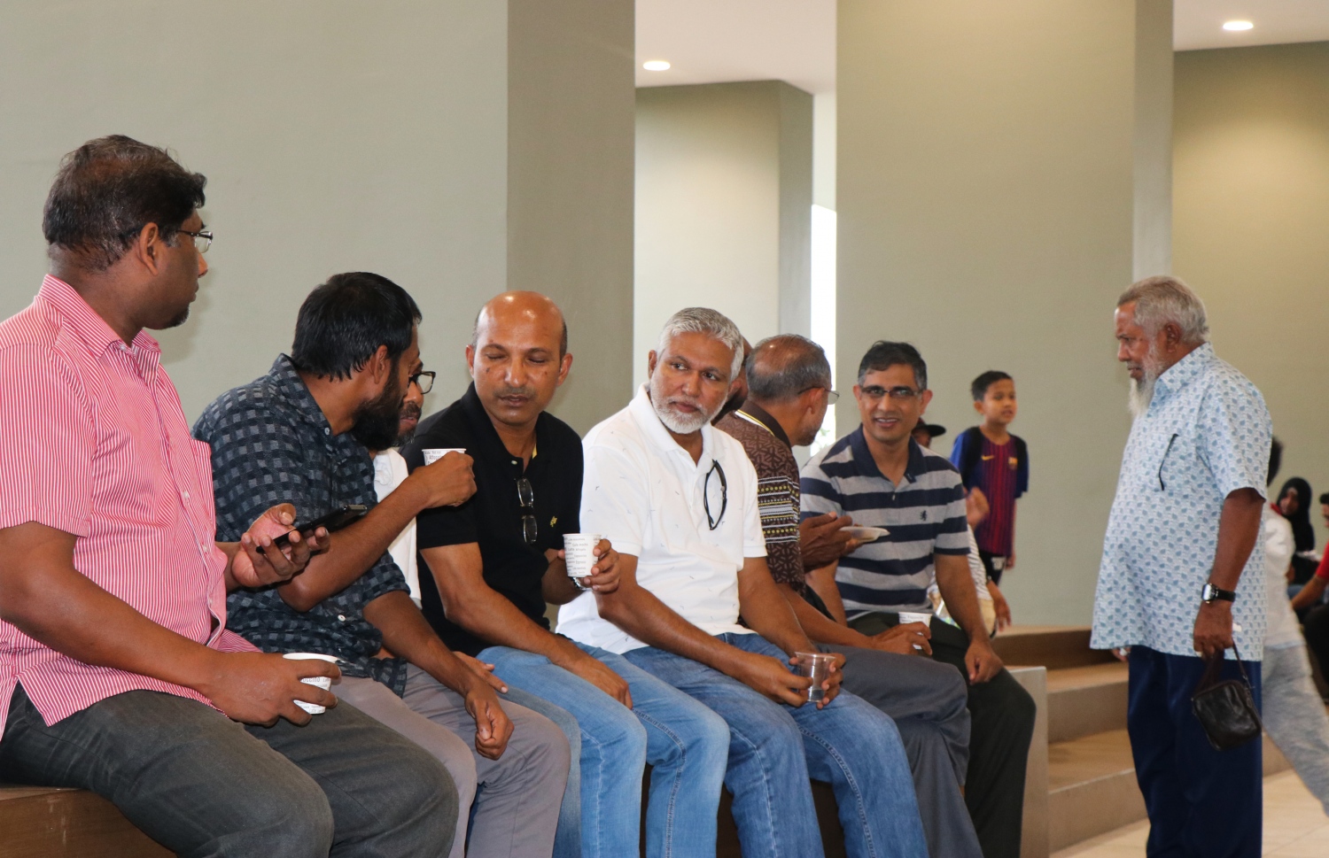 މެލޭޝިއާގައި ދިރިއުޅޭ ދިވެހިންތަކެއް މިދިޔަ އާދިއްތަ ދުވަހު ބޭއްވި މާހެފުމުގައި ބައިވެރިވަނީ. --- ފޮޓޯ: މުހައްމަދު ޔާމީން/ މިހާރު