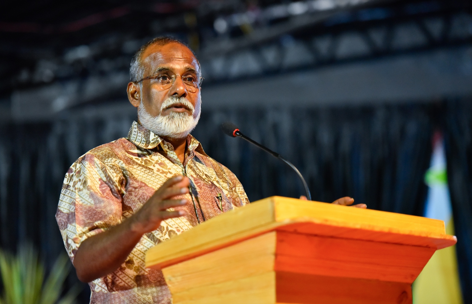 ހިންމަފުށީގައި ރޭ ބޭއްވި ޖަލްސާގައި ޑރ. އިބްރާހިމް ޒަކަރިއްޔާ މޫސާ ދީނީ ދަރުހެއް ހުށަހަޅައިދެއްވަނީ -- ފޮޓޯ: ހުސެއިން ވަހީދު/ މިހާރު