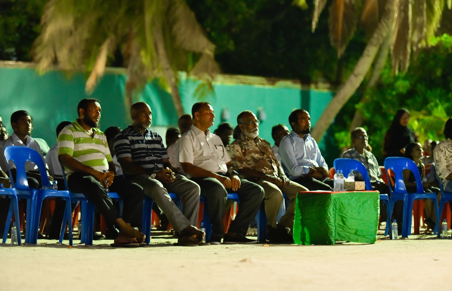 ހިންމަފުށީގައި ރޭ ބޭއްވި ޖަލްސާގައި ބައިވެރިވި ބައެއް މީހުން -- ފޮޓޯ: ހުސެއިން ވަހީދު/ މިހާރު