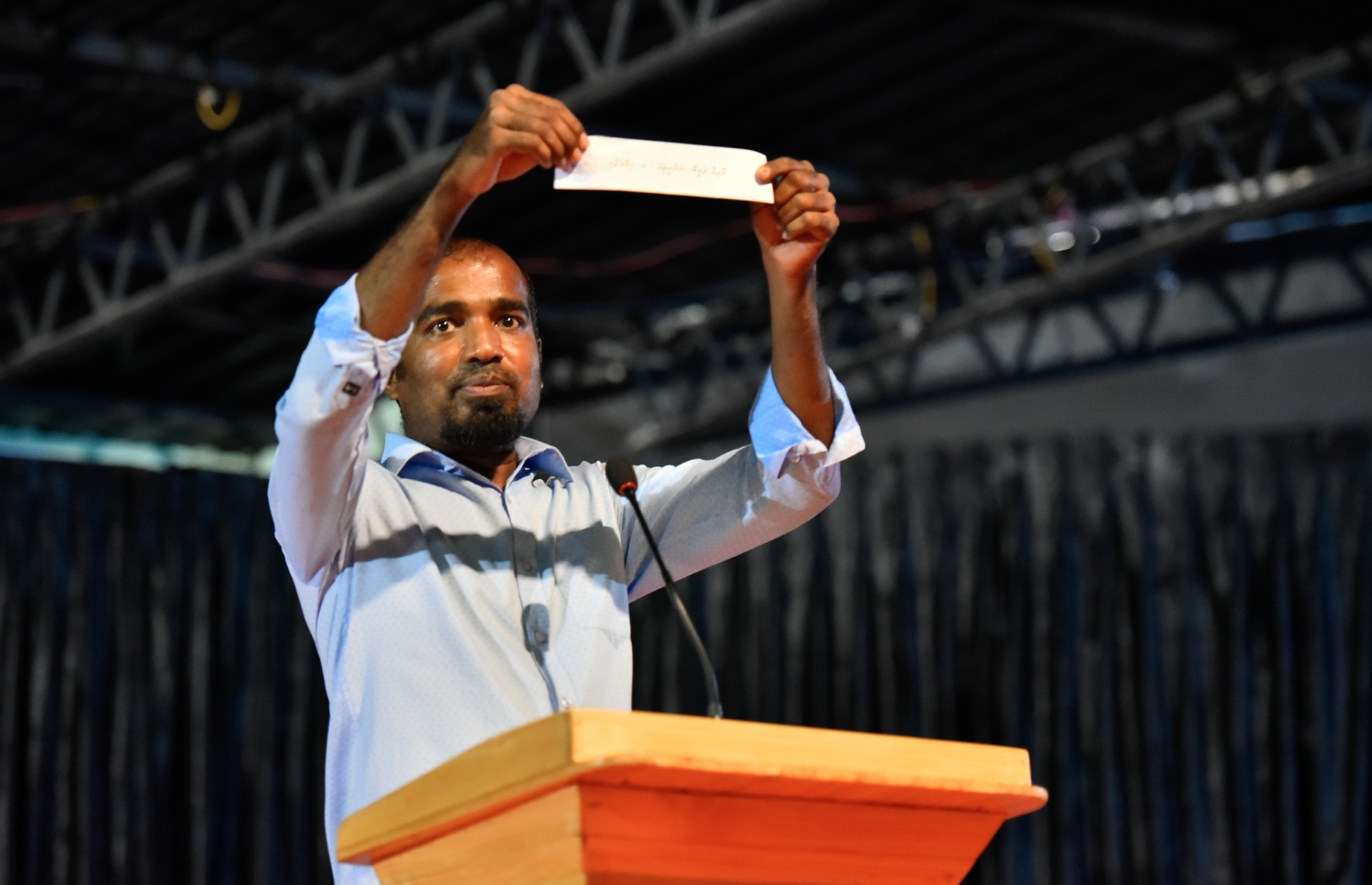 ހިންމަފުށީ ކައުންސިލްގެ ރައީސް ޝާން: އެ ރަށުގައި ހުންނަ ރިހެބަށް ޑްރަގްގެ ފަރުވާ ހޯދަން ގެންދާ މީހުންގެ ފަރާތުން ބަލި ފެތުރިދާނެ ކަމުގެ އިންޒާރު މާ ކުރިން ދީފައިވާނެ ކަމަށް އޭނާ ވިދާޅުވޭ.---ފައިލް ފޮޓޯ: މިހާރު