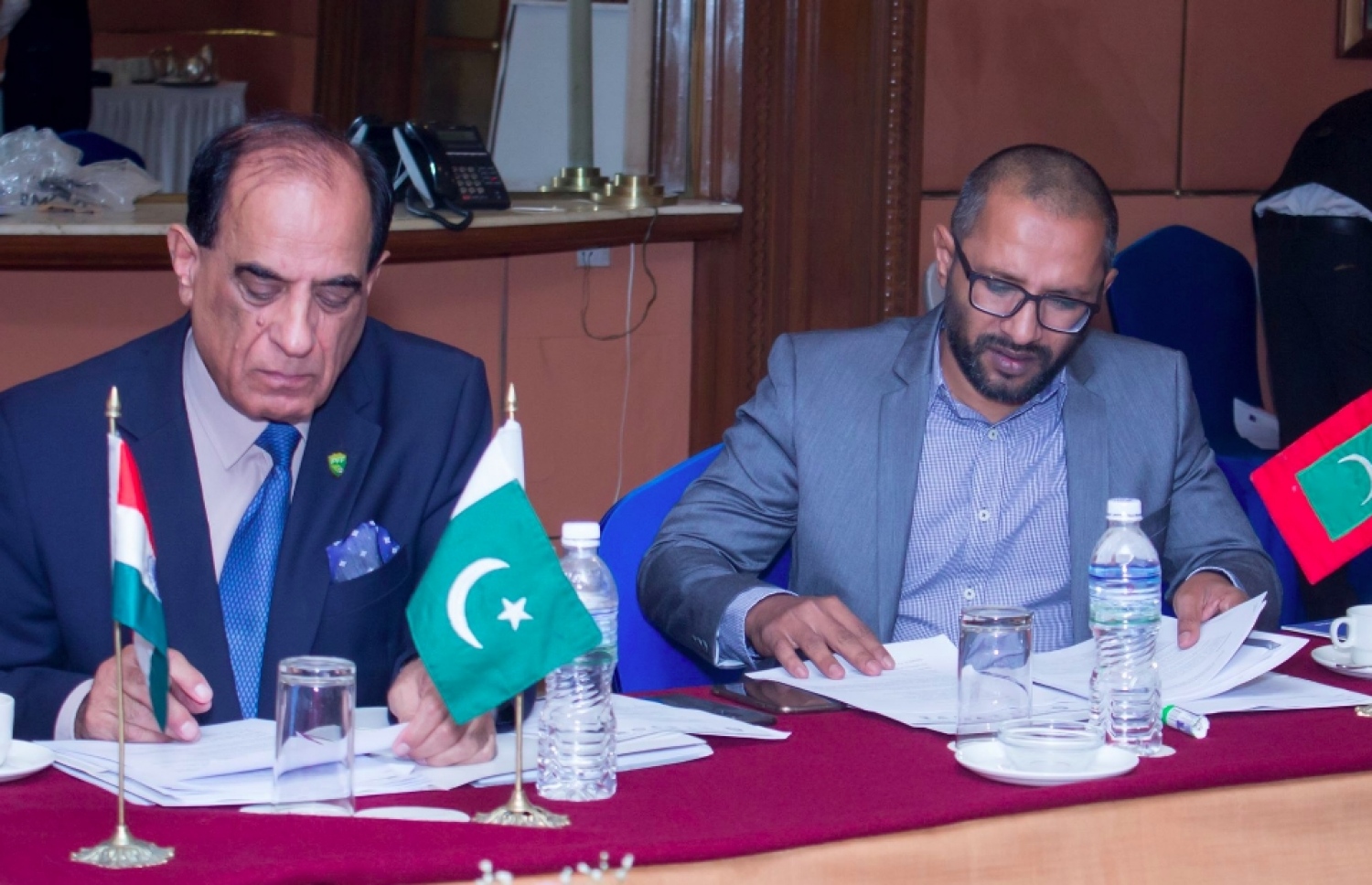 ސާފްގެ އެކްސްކޯ ބައްދަލުވުމުގެ ތެރެއިން އަލީ އުމަރު (ކ).-- ފޮޓޯ: އޯލްނޭޕާލް ފުޓްބޯލް ފެޑެރޭޝަން