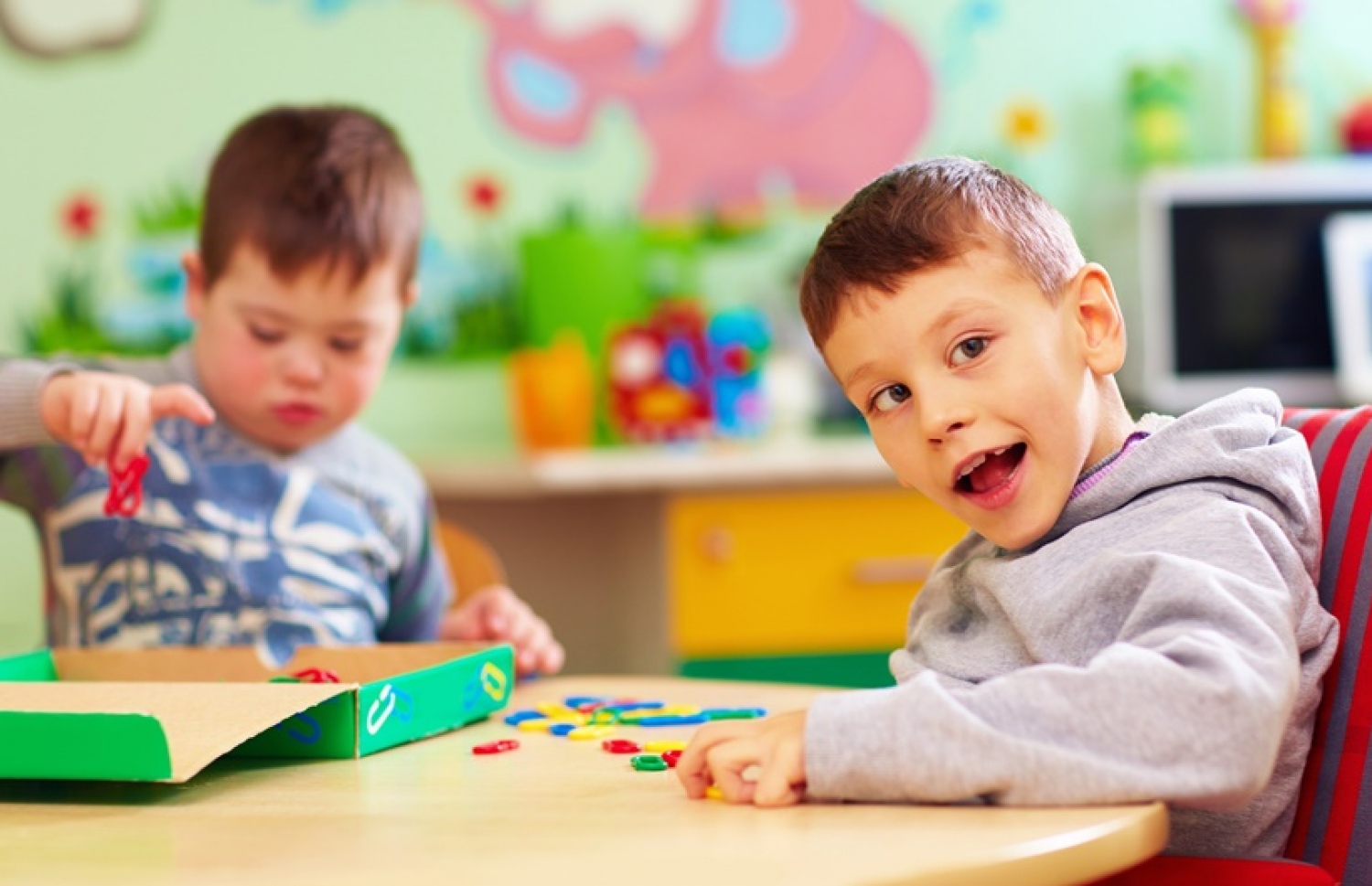 އޯޓިސްޓިކް ކުދިންތަކެއް ކުލާހެއްގައި.