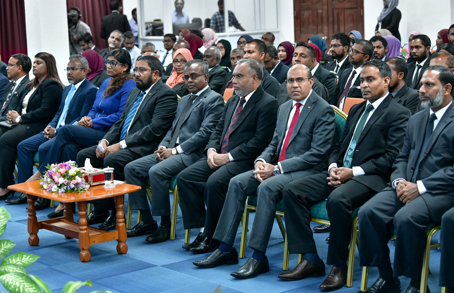 މާލެ: މޭ 1، 2019: ޝަރުއީ ދާއިރާ ތަރައްގީކޮށް، އިސްލާހު ކުރާނެ މަގުޗާޓު ނެރުމަށް އިސްލާމީ މަރުކަޒުގައި ބޭއްވި ރަސްމިއްޔާތެއްގައި ދައުލަތުގެ އިސްވެރިންނާއި ބައެއް ވަޒީރުން ބައިވެރިވެ ވަޑައިގަންނަވަނީ.-- ފޮޓޯ: ނިޝާން އަލީ /މިހާރު