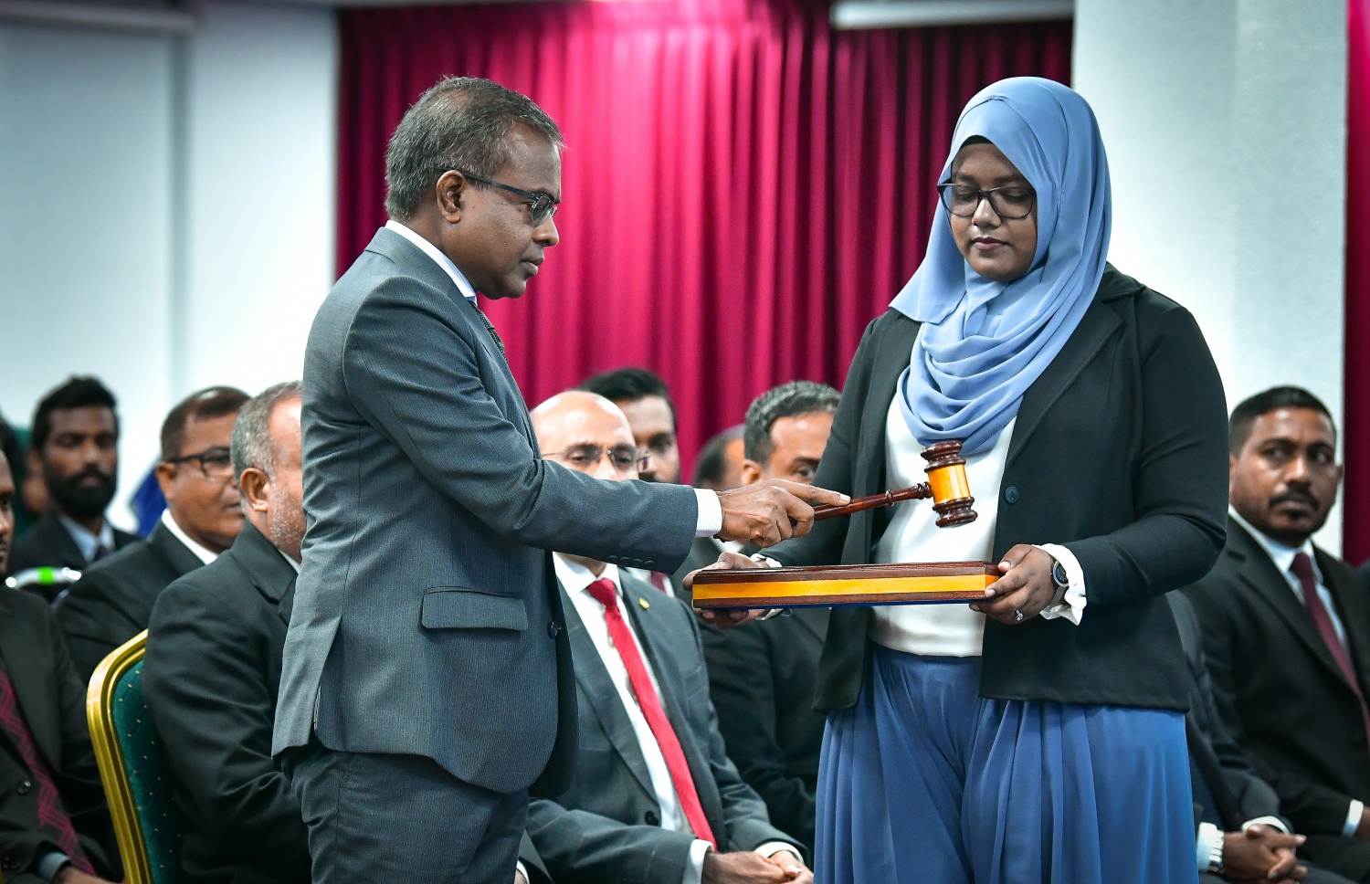 މާލެ: މޭ 1، 2019: ސުޕްރީމް ކޯޓުން އިސް ނަގައިގެން އެކުލަވައިލި ފަނޑިޔާރުގެ އިސްލާހު ކުރުމާ ބެހޭ މަގުޗާޓު އުއްތަމަ ފަނޑިޔާރު ޑރ. އަހުމަދު އަބްދުﷲ ދީދީ އިފްތިތާހްކޮށް ދެއްވަނީ.--- ފޮޓޯ: ނިޝާން އަލީ/ މިހާރު