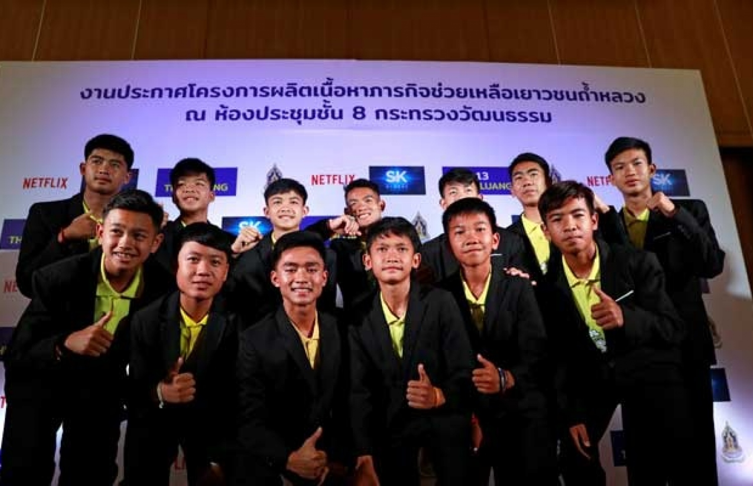 ހޮހަޅައިން ސަލާމަތް ކުރި ކުދިން ފޮޓޯއަކަށް ހުއްޓިގެން. --ފޮޓޯ:އޭއެފްޕީ