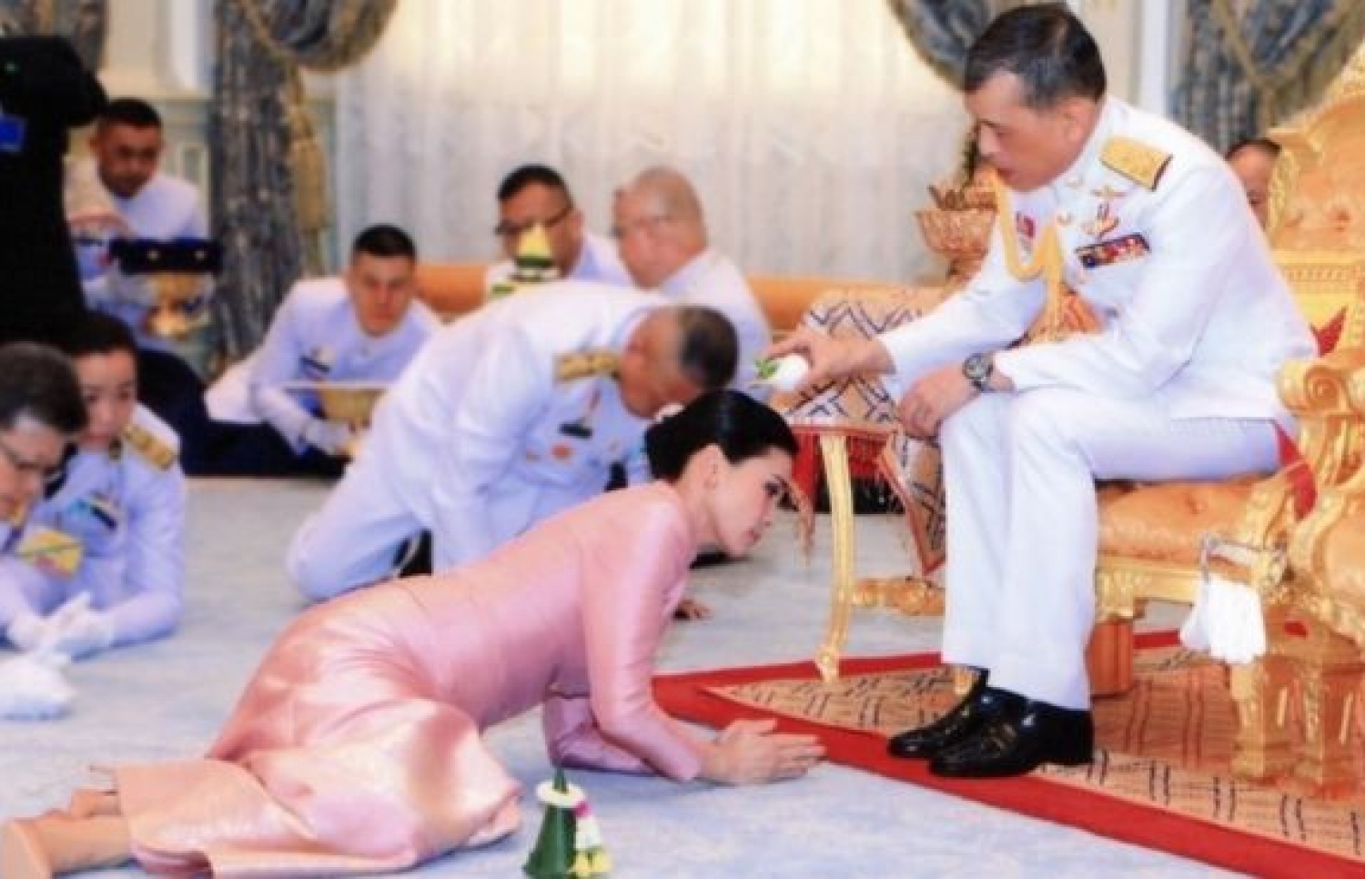 ތައިލެންޑުގެ ރަސްގެފާން ވައިޖިރަލޯންގްކޯންގެ ކައިވެނީގެ ރަސްމިއްޔާތުގައި އަނބިކަނބަލުން ސުތިދާގެ ބޮލަށް ފެން އަޅުއްވަނީ. --ފޮޓޯ:އީޕީއޭ