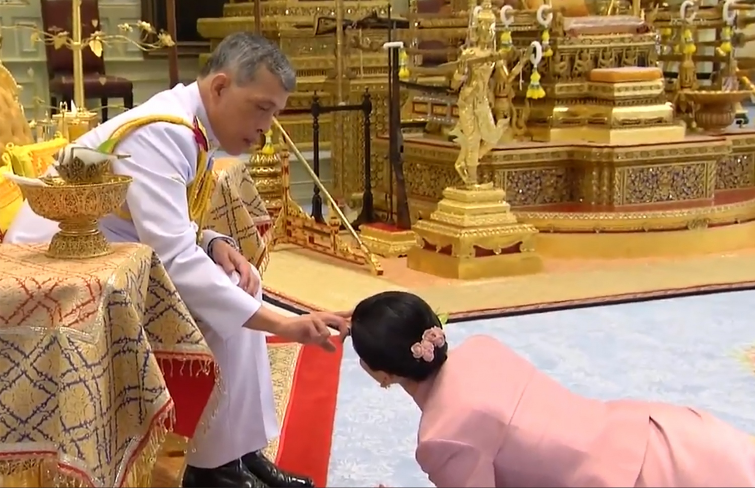 ތައިލެންޑުގެ ރަސްގެފާން ވައިޖިރަލޯންގްކޯން އާއި ބޮޑީގާޑް ސުތިދާގެ ކައިވެނީގެ ރަސްމިއްޔާތު ބާއްވަނީ. --ފޮޓޯ:އޭއެފްޕީ