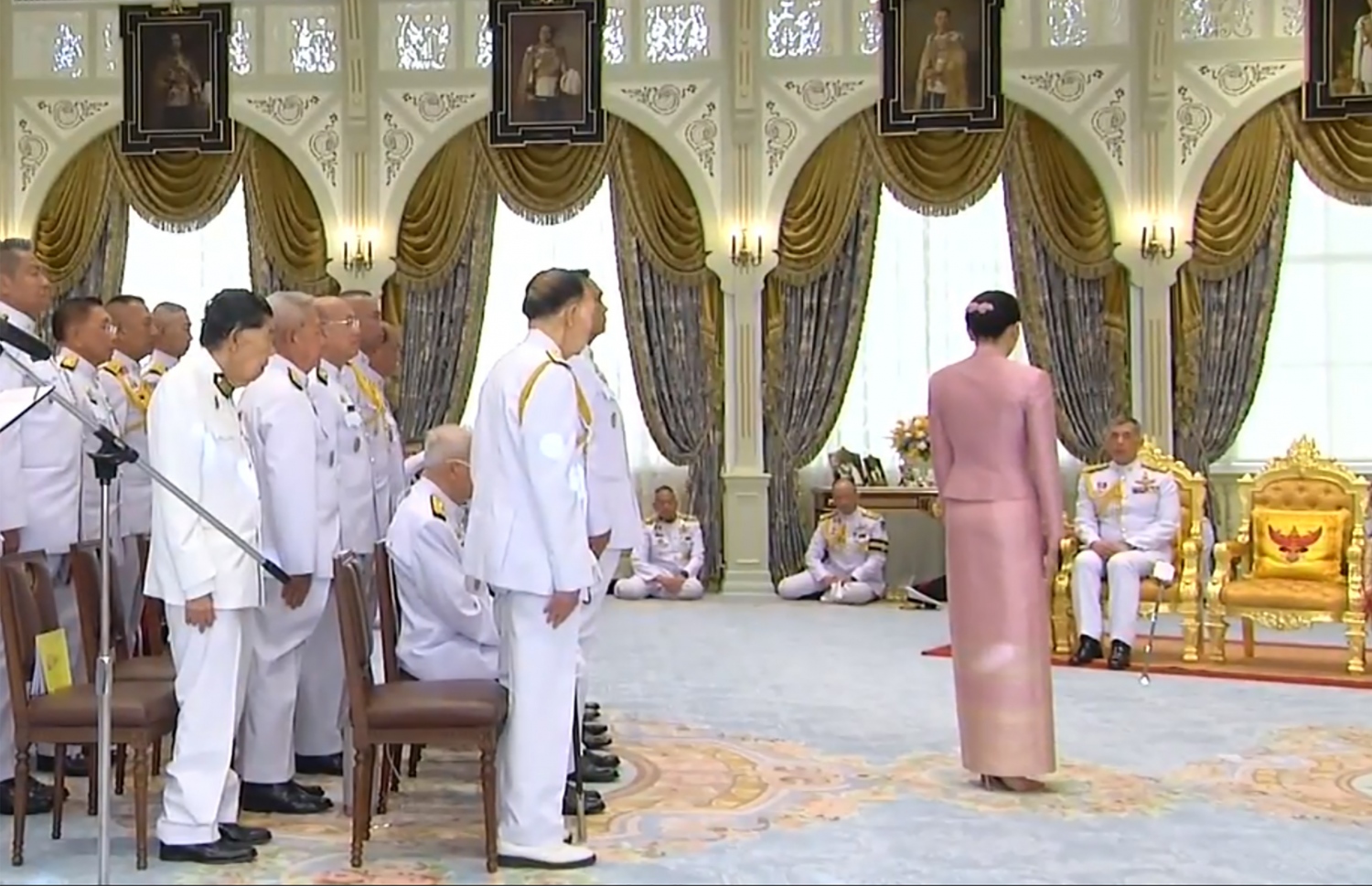 ތައިލެންޑުގެ ރަސްގެފާން ވައިޖިރަލޯންގްކޯން އާއި ބޮޑީގާޑް ސުތިދާގެ ކައިވެނީގެ ރަސްމިއްޔާތު ބާއްވަނީ. --ފޮޓޯ:އޭއެފްޕީ