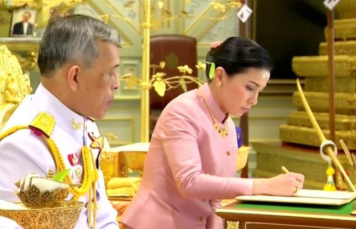 ތައިލެންޑުގެ ރަސްގެފާން ވައިޖިރަލޯންގްކޯންގެ އަނބިކަނބަލުން ސުތިދާގެ ކައިވެނީގެ ލިޔުމުގައި ސޮއި ކުރައްވަނީ. --ފޮޓޯ:އޭއެފްޕީ