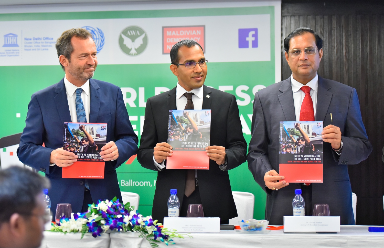 މާލެ- މޭ 2، 2019- މިއަހަރުގެ ނޫސްވެރިކަމުގެ މިނިވަންކަމުގެ ދުވަސް ފާހަގަކުރުމުގެ ގޮތުން ހޮޓެލް ޖެންގައި ބޭއްވި ރަސްމިއްޔާތުގައި ކޮމިއުނިކޭޝަން މިނިސްޓަރު މުހައްމަދު މަލީހު ބައިވެރިވެ ވަޑައިގަންނަވަނީ.--- ފޮޓޯ: ހުސައިން ވަހީދު/މިހާރު