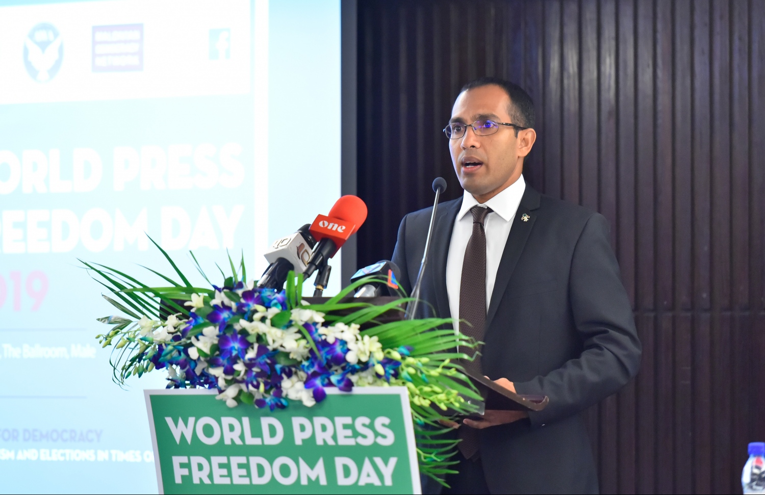 މާލެ- މޭ 2، 2019- މިއަހަރުގެ ނޫސްވެރިކަމުގެ މިނިވަންކަމުގެ ދުވަސް ފާހަގަކުރުމުގެ ގޮތުން ހޮޓެލް ޖެންގައި ބޭއްވި ރަސްމިއްޔާތުގައި ކޮމިއުނިކޭޝަން މިނިސްޓަރު މުހައްމަދު މަލީހު ވާހަކަ ދައްކަވަނީ.--- ފޮޓޯ: ހުސައިން ވަހީދު/މިހާރު