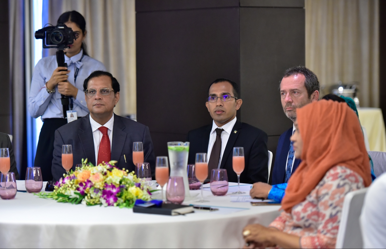 މާލެ- މޭ 2، 2019- މިއަހަރުގެ ނޫސްވެރިކަމުގެ މިނިވަންކަމުގެ ދުވަސް ފާހަގަކުރުމުގެ ގޮތުން ހޮޓެލް ޖެންގައި ބޭއްވި ރަސްމިއްޔާތުގައި ކޮމިއުނިކޭޝަން މިނިސްޓަރު މުހައްމަދު މަލީހު ބައިވެރިވެ ވަޑައިގަންނަވަނީ.--- ފޮޓޯ: ހުސައިން ވަހީދު/މިހާރު