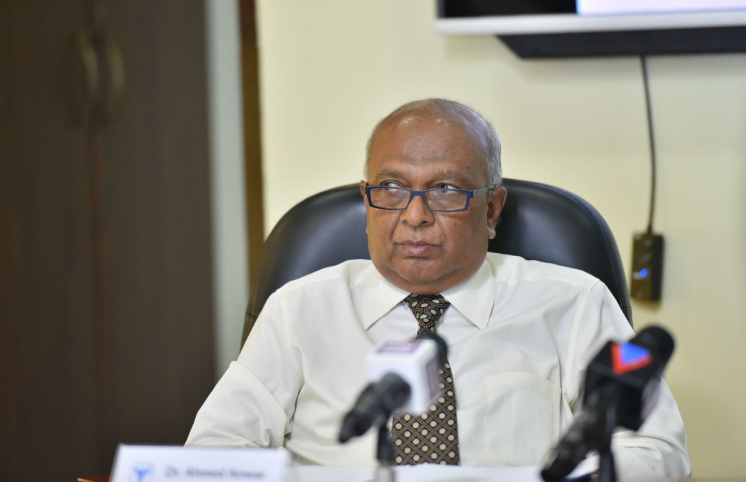 ނަރުހުން ތަމްރީނުކުރުމުގެ އެއްބަސްވުމުގައި ސޮއިކުރަން ވިލާ ކޮލެޖުގައި ބޭއްވި ރަސްމިއްޔާތުގައި އެ ކޮލެޖުގެ ރެކްޓާ ޑރ.އަންވަރު ބައިވެރިވެވަޑައިގަންނަވަނީ.-- ފޮޓޯ: ހުސެއިން ވަހީދު/ މިހާރު