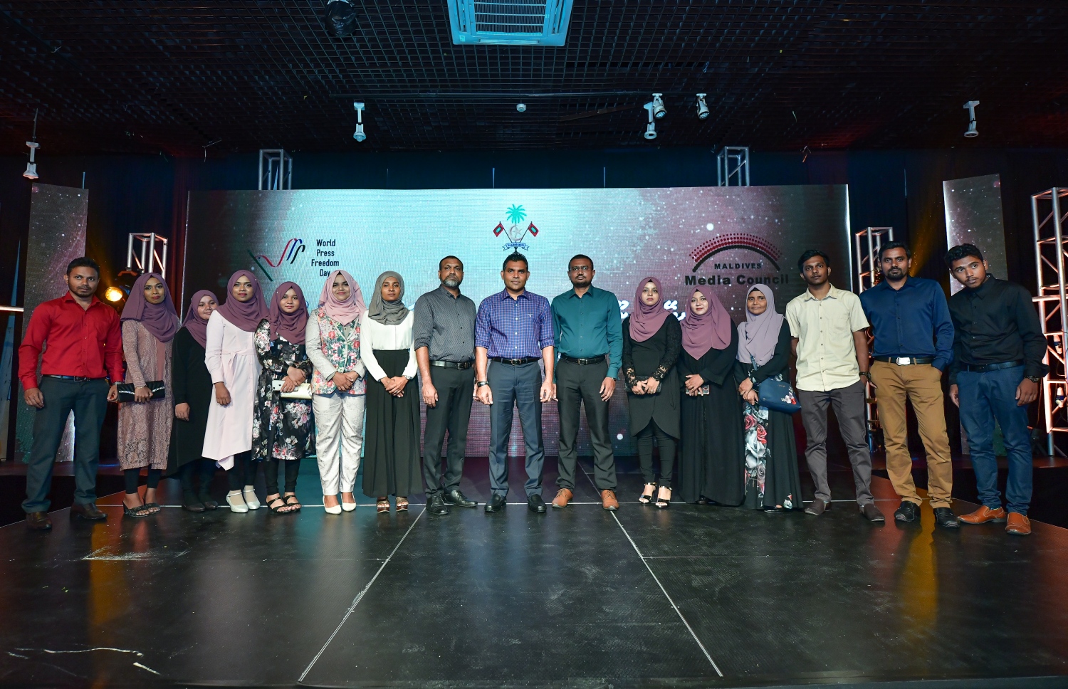 މާލެ: މޭ 3، 2019- މި އަހަރުގެ ނޫސްވެރިކަމުގެ މިނިވަންކަމުގެ ދުވަސް ފާހަގަކުރަން މޯލްޑިވްސް މީޑިއާ ކައުންސިލް (އެމްއެމްސީ) ން މިރޭ ބޭއްވި ރަސްމިއްޔާތަށް ފަހު ނައިބު ރައީސް ފައިސަލް ނަސީމް، އެ ކައުންސިލްގެ ރައީސް ހިދާޔަތުﷲ އަދި ކައުންސިލްގެ މުވައްޒަފުންނާ އެކު ފޮޓޯފުޅެއް ނަންގަވަނީ.---ފޮޓޯ: ނިޝާން އަލީ/މިހާރު