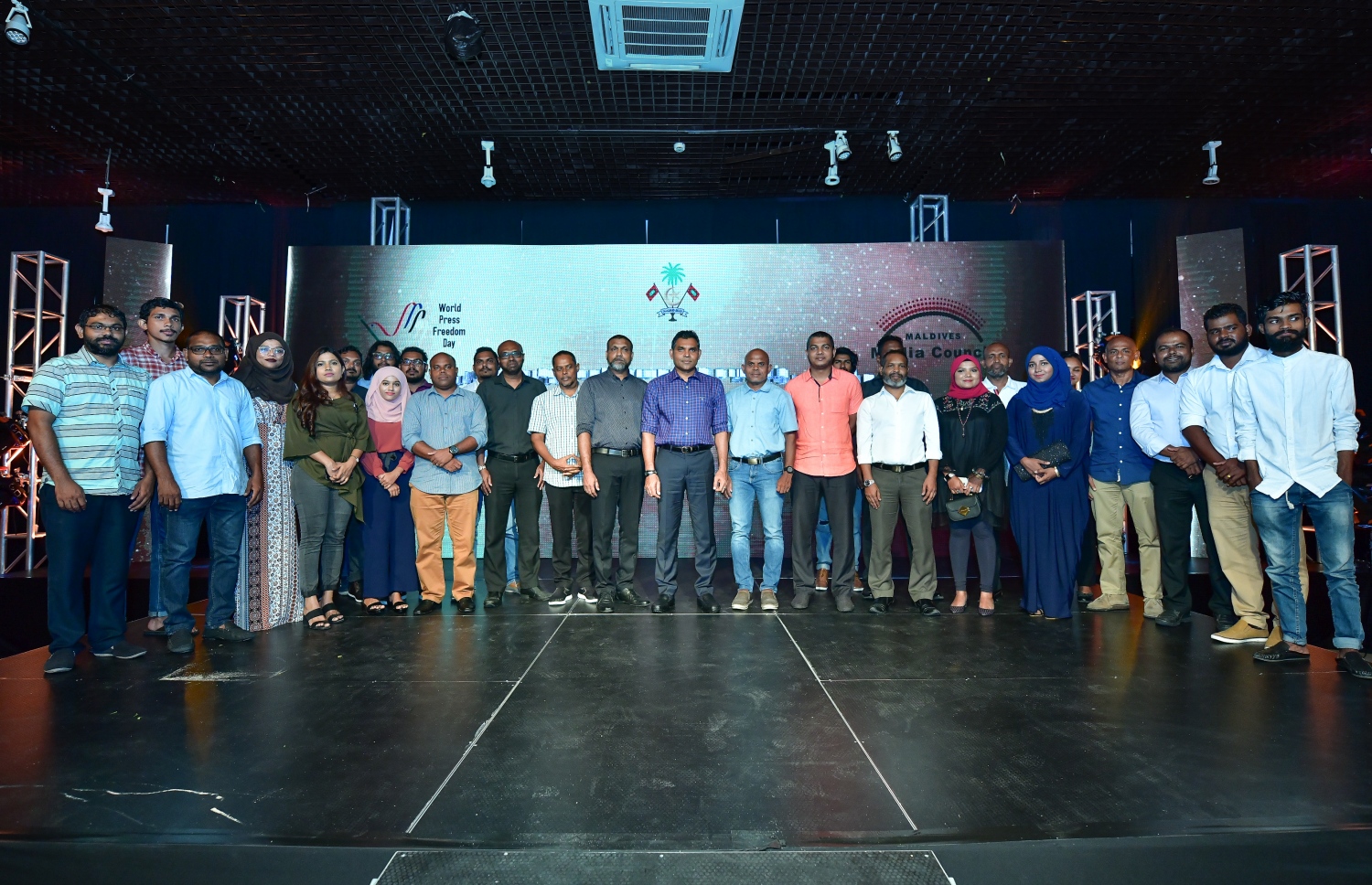 މާލެ: މޭ 3، 2019- މި އަހަރުގެ ނޫސްވެރިކަމުގެ މިނިވަންކަމުގެ ދުވަސް ފާހަގަކުރަން މޯލްޑިވްސް މީޑިއާ ކައުންސިލް (އެމްއެމްސީ) ން މިރޭ ބޭއްވި ރަސްމިއްޔާތަށް ދިޔަ ނޫސްވެރިންނާ އެކު، ނައިބު ރައީސް ފައިސަލް ނަސީމް ފޮޓޯފުޅެއް ނަންގަވަނީ---ފޮޓޯ: ނިޝާން އަލީ/މިހާރު